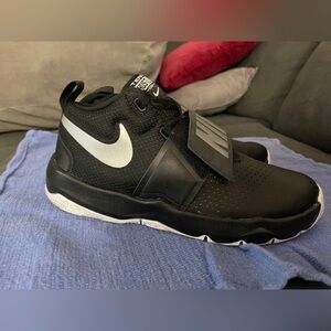 NIKE team hustle D8 NEW